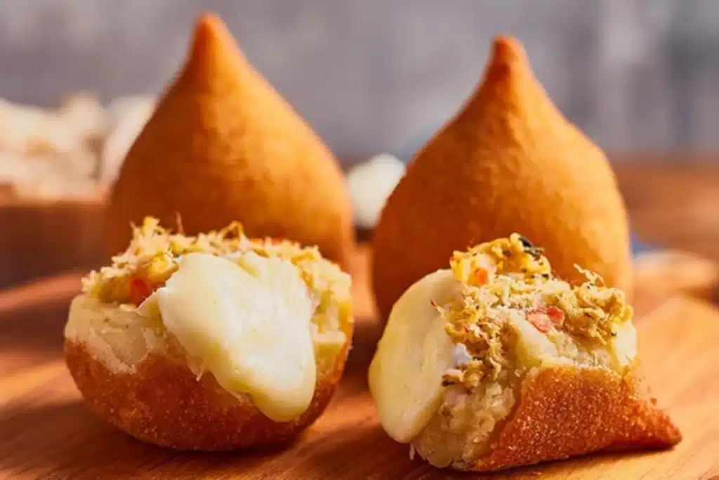 coxinha de mandioca com frango e requeijão