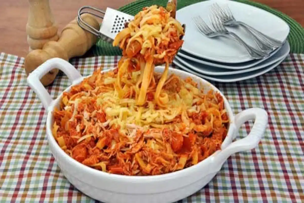 Macarrão com Frango Desfiado