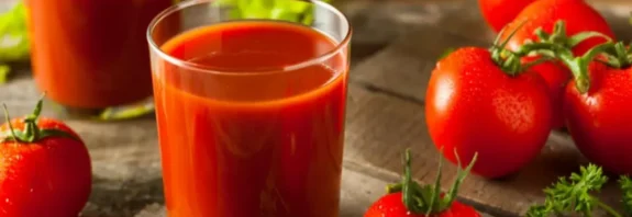 suco de tomates com frutas cítricas e vitamina de beterraba e framboesa