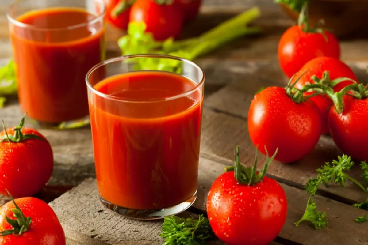 suco de tomates com frutas cítricas e vitamina de beterraba e framboesa