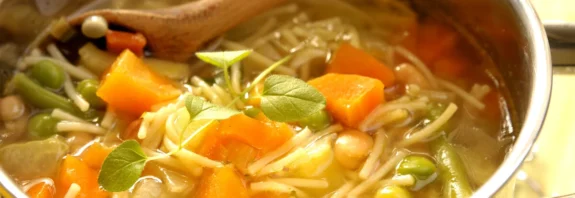 Receita de caldo de legumes e purê de batatas light