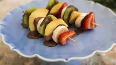 Espetinho de Frutas com Calda de Chocolate