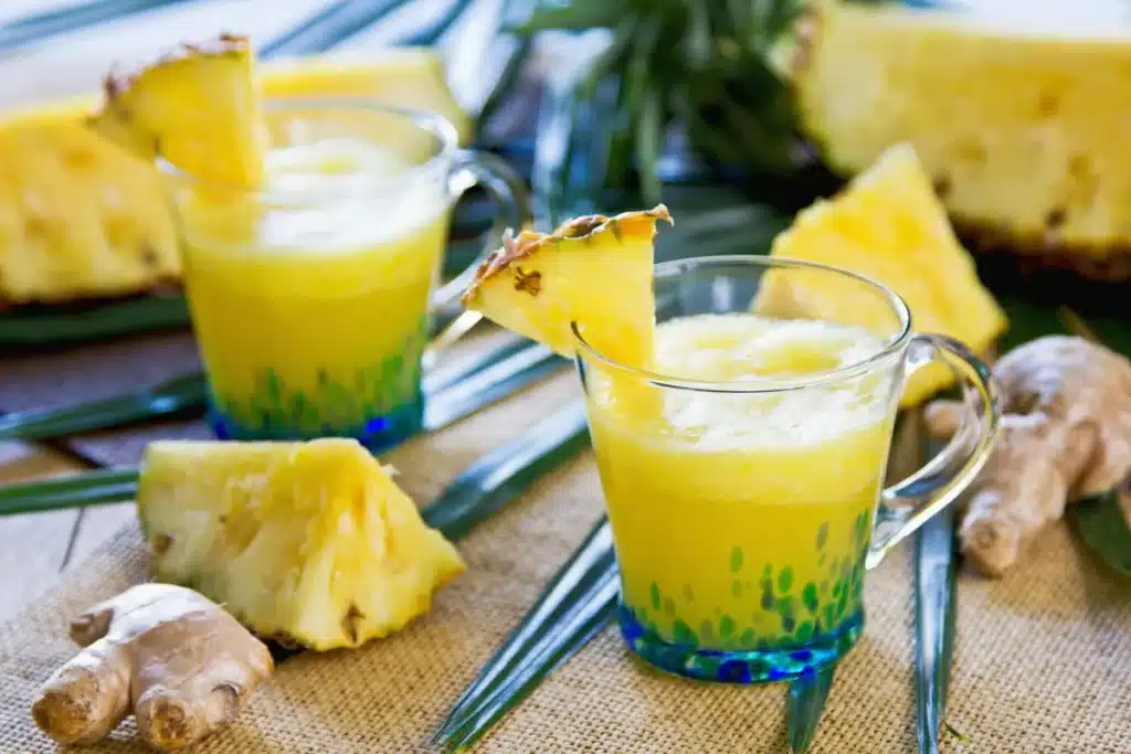 Suco de abacaxi com gengibre