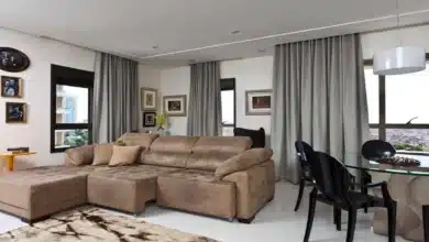 sala com sofá marrom